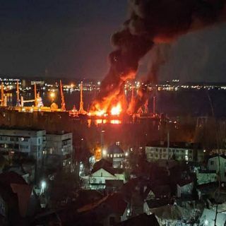 Eksplozja w porcie w krymskim mieście Teodozja na wybrzeżu Morza Czarnego po trafieniu rosyjskiego okrętu desantowego. / Zdjęcie: Twitter