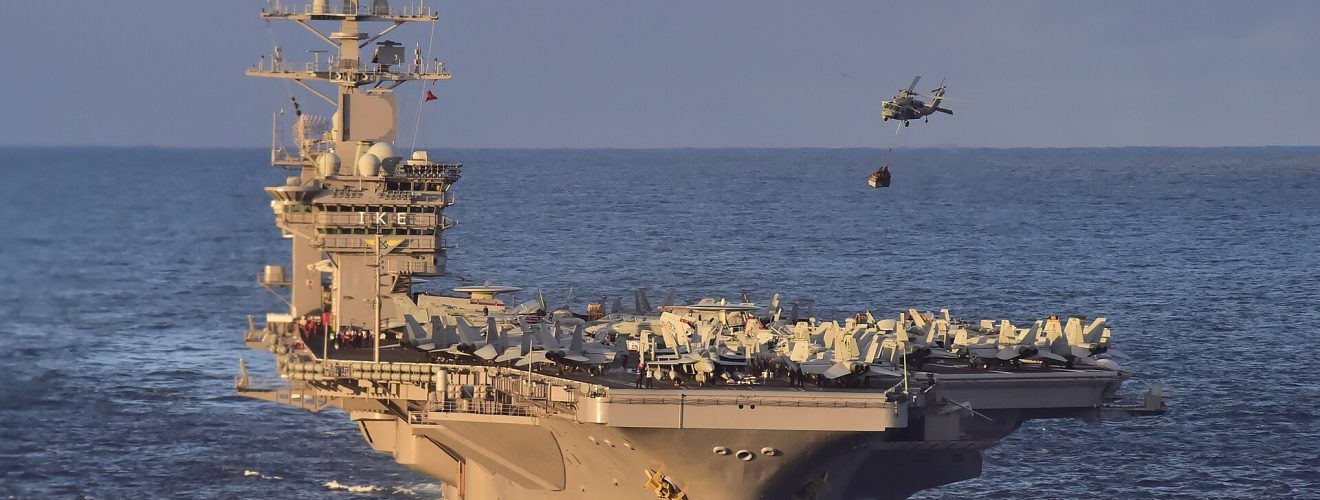 Jeden z amerykańskich lotniskowców USS Dwight D. Eisenhower (CVN 69) przebywający obecnie na Morzu Śródziemnym. Między innymi z pokładu tego lotniskowca zaatakowano cele Hezbollahu i Huti. / Zdjęcie: US Navy