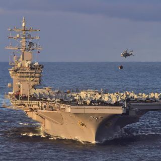 Jeden z amerykańskich lotniskowców USS Dwight D. Eisenhower (CVN 69) przebywający obecnie na Morzu Śródziemnym. Między innymi z pokładu tego lotniskowca zaatakowano cele Hezbollahu i Huti. / Zdjęcie: US Navy