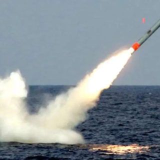 Wystrzelone z amerykańskiego okrętu podwodnego rakiety manewrującej Tomahawk na cele Houthi. / Zdjęcie: USNI