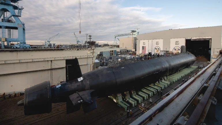HII zwodował najnowszy okręt podwodny o napędzie atomowym (SSN) klasy Virginia, USS Massachusetts, do rzeki James w stoczni Newport News. / Zdjęcie: HII