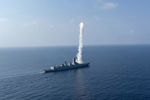 Zmodyfikowany BrahMos umożliwi marynarce wojennej Indii wykonywanie głębokich uderzeń na cele lądowe. / Zdjęcie: MO Indii