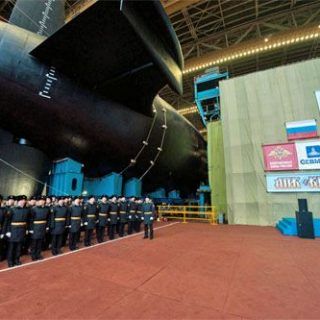 Ceremonia opuszczenia hangaru stoczni Siewmasz przez podwodny krążownik rakietowy K-555 Kniaź Pożarskij, Siewierodwińsk. / Zdjęcie: OSK