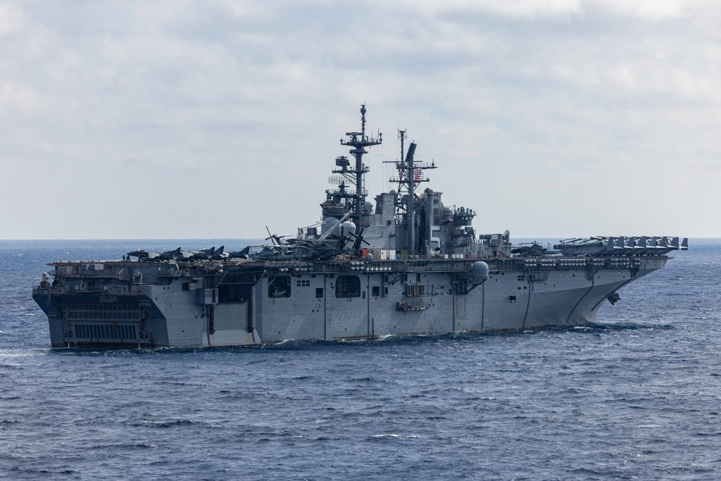 Okręt desantowo USS Bataan (LHD 5) Marynarki Wojennej Stanów Zjednoczonych przepływa przez Morze Śródziemne, 25 lutego 2024 r. / Zdjęcie: US Navy, kpr. Rafael Brambila-Pelayo