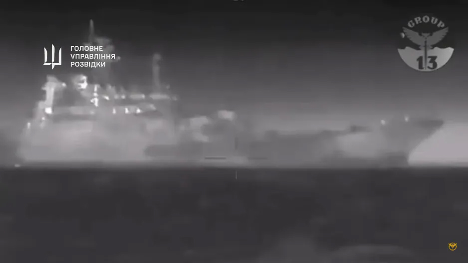 Rosyjski okręt wojenny Cezar Kunikow chwilę przed atakiem ukraińskich dronów. / Zdjęcie: YouTube | Główny Departament Wywiadu Ministerstwa Obrony Ukrainy