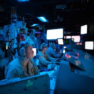 Marynarze przydzieleni do niszczyciela US Navy USS Carney pełnią wachtę w centrum informacji bojowej podczas operacji mającej na celu pokonanie kombinacji rakiet i dronów wystrzelonych przez Houthi na Morzu Czerwonym. / Zdjęcie: MC2 Aaron Lau / US Navy