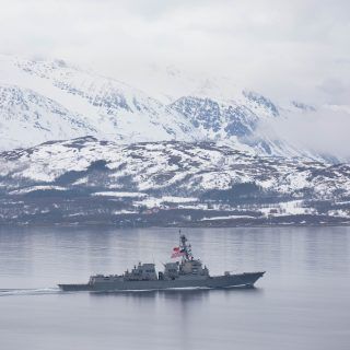 Niszczyciel rakietowy USS Paul Ignatius (DDG 117) wpływa do Narwiku w Norwegii. / Zdjęcie: Courtesy / 6 Flota USA