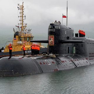 Zamontowanie klatki na okręcie podwodnym K-433 Svyatoy Georgiy Pobedonosets. / Zdjęcie: 123RF/PICSEL