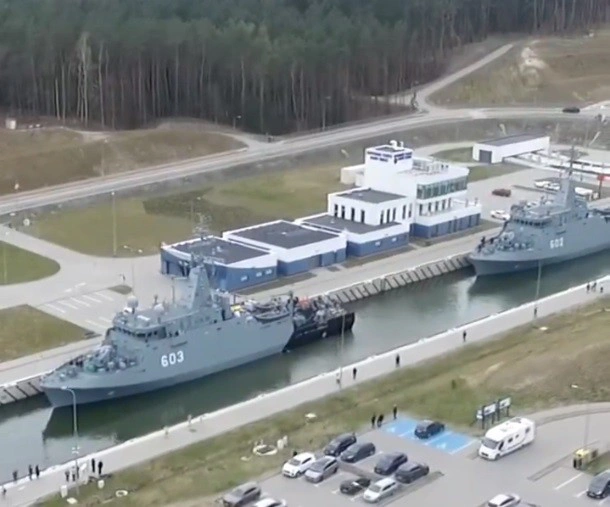 Niszczyciele min ORP Albatros i ORP Mewa przepływają przez Mierzeje Wiślaną. / Zdjęcie: Służby Prasowe MW