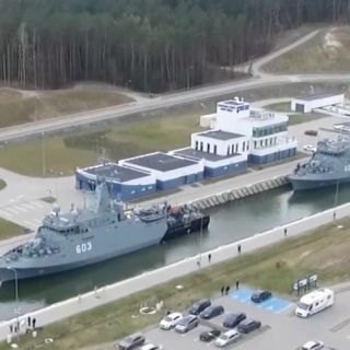 Niszczyciele min ORP Albatros i ORP Mewa przepływają przez Mierzeje Wiślaną. / Zdjęcie: Służby Prasowe MW